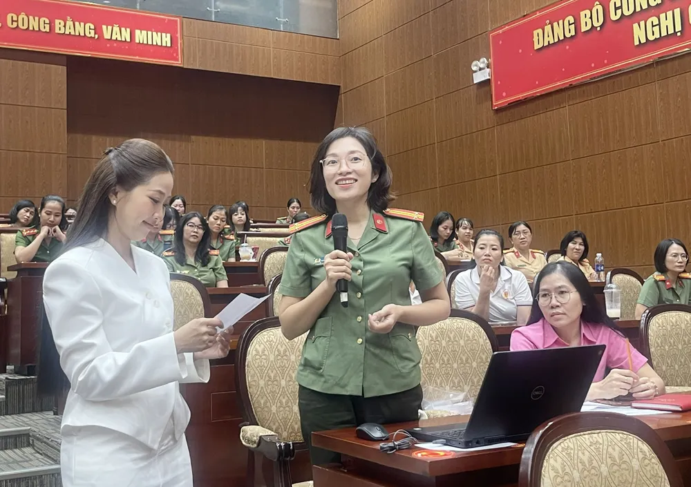 Lieu-Ha-Trinh-giao-luu-chi-.jpg