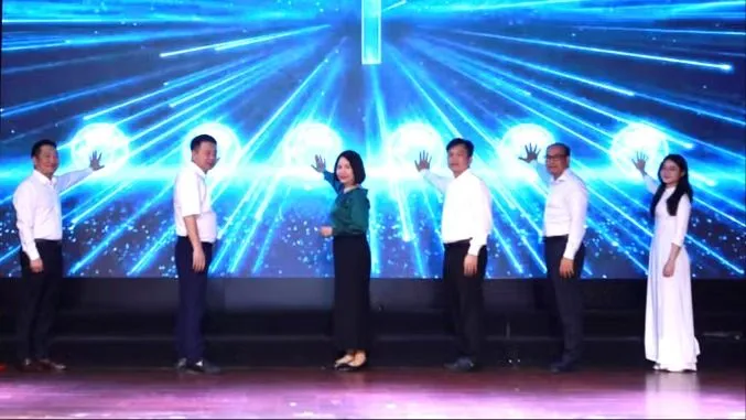 Các đại biểu phát động cuộc thi viết "Những kỷ niệm sâu sắc về thầy cô và mái trường" năm 2026. Ảnh: ĐÌNH TUỆ
