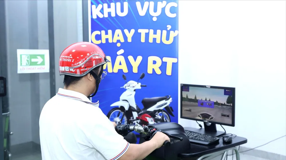 Người dân trải nghiệm lái xe an toàn tại ngày hội