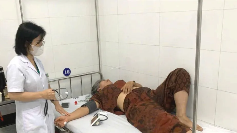 Trung tâm Y tế An Khê (tỉnh Gia Lai) khám cho bệnh nhân nhập viện sau khi ăn bánh mì. Ảnh: VÂN ANH