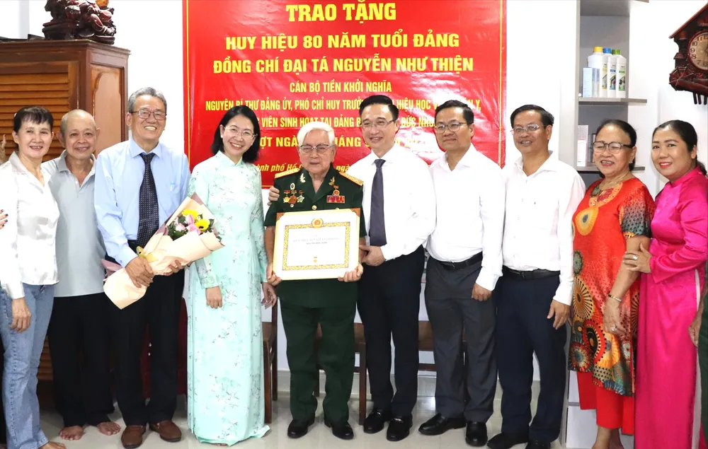 Phó Bí thư Thành ủy TPHCM Đặng Minh Thông chúc mừng đồng chí Nguyễn Như Thiện nhận Huy hiệu 80 năm tuổi Đảng