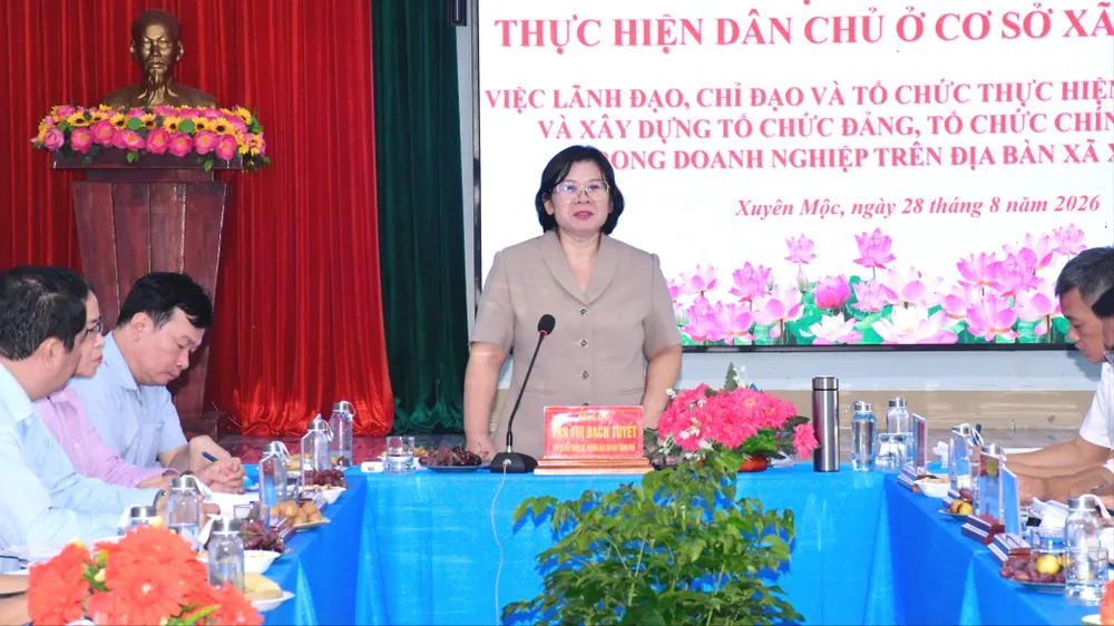 Đồng chí Văn Thị Bạch Tuyết chủ trì buổi làm việc với Ban Chỉ đạo thực hiện dân chủ ở cơ sở xã Xuyên Mộc