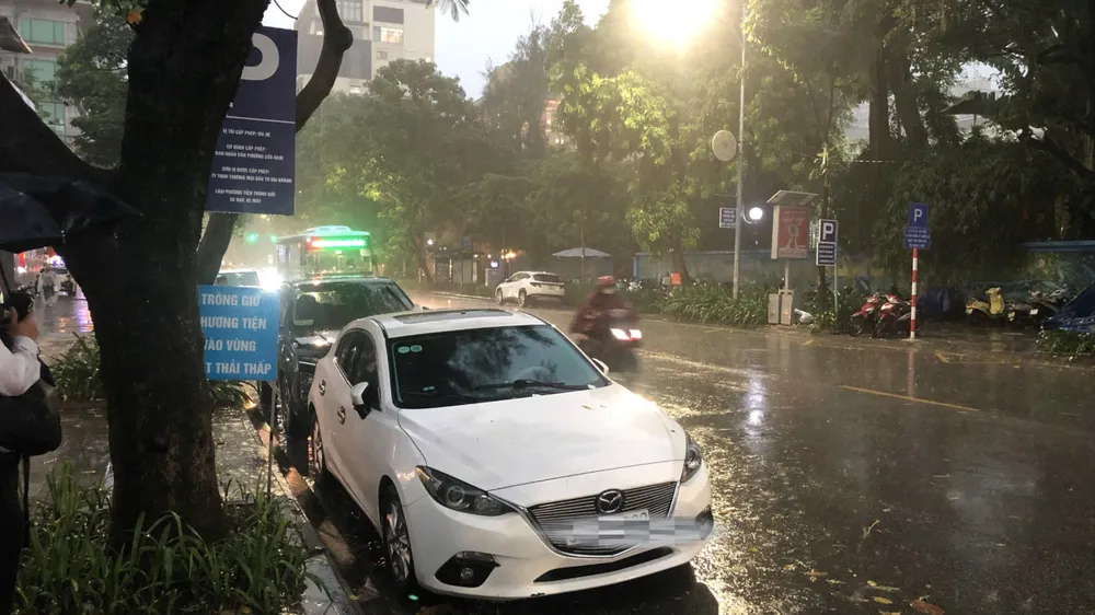 Chiều tối 27-8, nhiều nơi ở Hà Nội có mưa lớn. Dự báo mưa dông tái diễn trong những ngày đầu nghỉ lễ