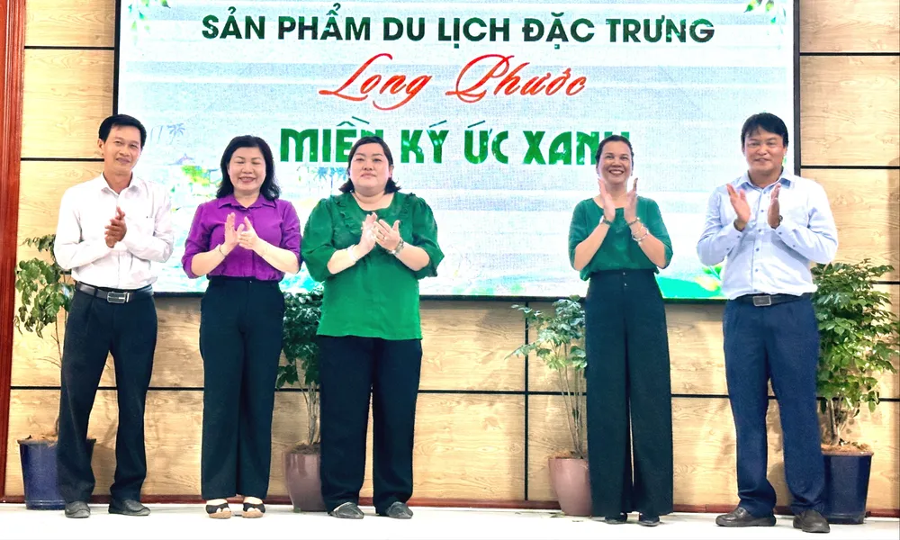 Lãnh đạo phường Long Phước thực hiện nghi thức ra mắt sản phẩm "Long Phước - Miền ký ức xanh". Ảnh: QUỲNH YÊN
