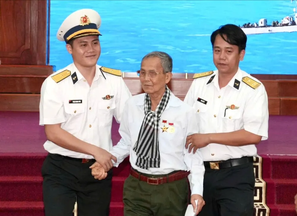 Anh hùng lực lượng vũ trang Võ Văn Em giao lưu cùng các chiến sĩ Lữ Đoàn 171 Hải quân