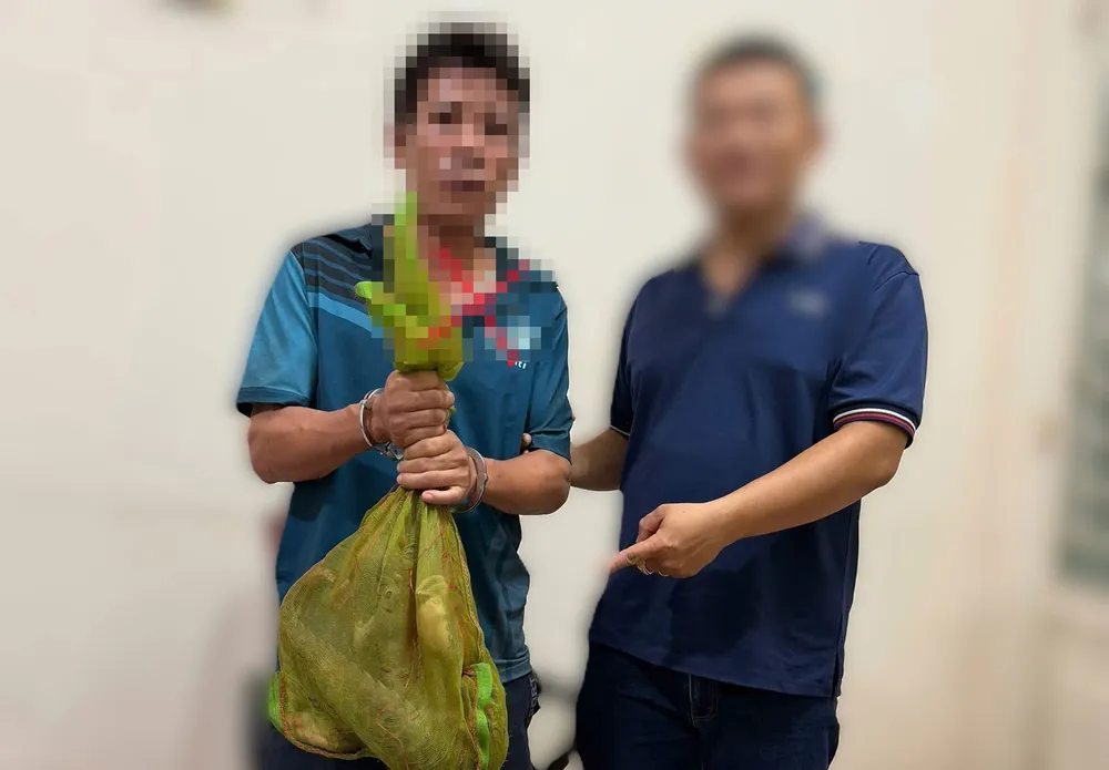 T.T.N. (trái) và tang vật cá thể tê tê. Ảnh: CA TPĐN