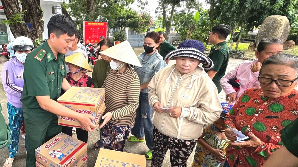 Cán bộ, chiến sĩ Đồn biên phòng Long Sơn trao quà cho các hộ có hoàn cảnh khó khăn tại thôn 2, xã Long Sơn (TPHCM)