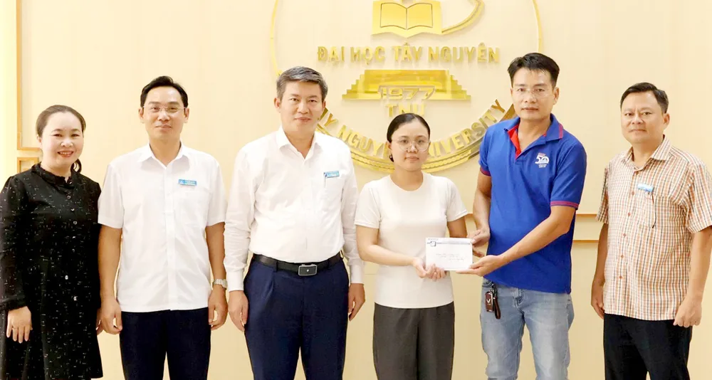 Đại diện Báo SGGP trao 40 triệu đồng của chủ cơ sở Bánh mì Như Lan hỗ trợ Hải Nữ Hoàng Linh. Ảnh: MAI CƯỜNG