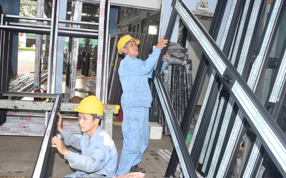 Sản xuất cửa tại Công ty CP kỹ thuật cửa Huynh Đệ (phường Tam Thắng, TPHCM). Ảnh: QUANG VŨ