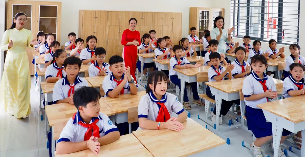 Học sinh Trường Tiểu học Lại Hùng Cường, xã Tân Vĩnh Lộc, TPHCM trong phòng học mới khang trang. Ảnh: HOÀNG HÙNG