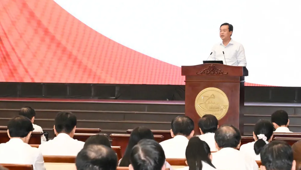 Phó Bí thư Thường trực Thành ủy TPHCM Lê Quốc Phong trình bày dự thảo Chương trình hành động thực hiện Nghị quyết 18 tại Hội nghị quán triệt và triển khai thực hiện Nghị quyết Hội nghị lần thứ 3 Ban Chấp hành Trung ương Đảng khóa XIV. Ảnh: VIỆT DŨNG
