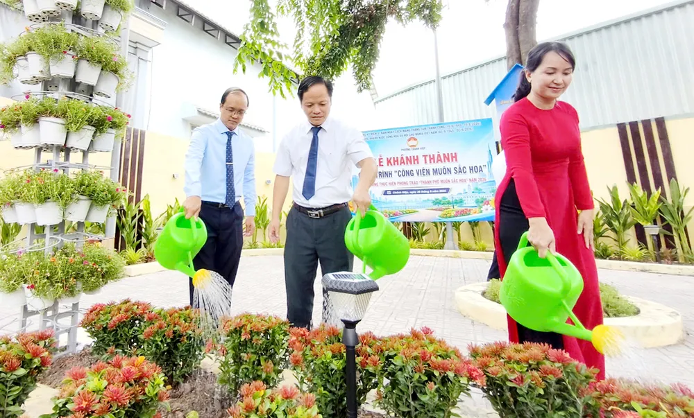 Lãnh đạo phường Chánh Hiệp thực hiện nghi thức khánh thành công trình “Công viên muôn sắc hoa”. Ảnh: THẢO NGUYỄN
