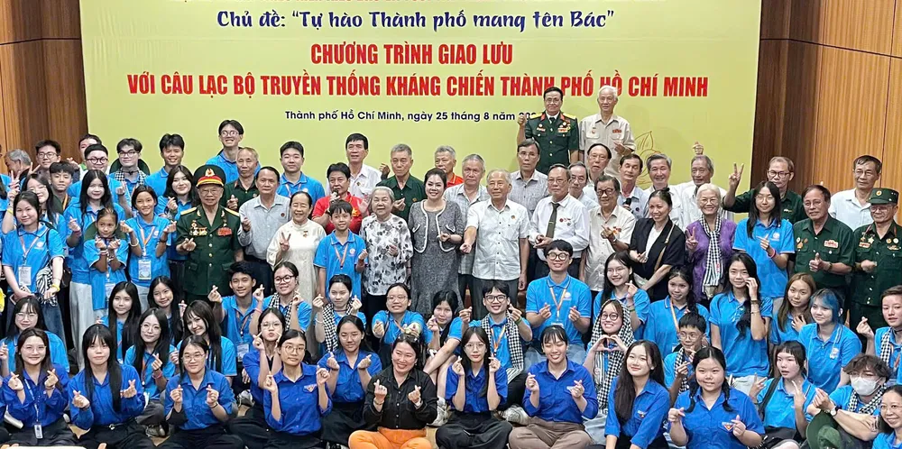 Trại sinh giao lưu với các cựu chiến binh Câu lạc bộ Truyền thống kháng chiến TPHCM. Ảnh: CẨM TUYẾT