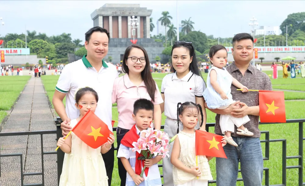 Người dân vui chơi bên Quảng trường Ba Đình dịp kỷ niệm 81 năm ngày Quốc khánh. Ảnh: ĐỖ TRUNG