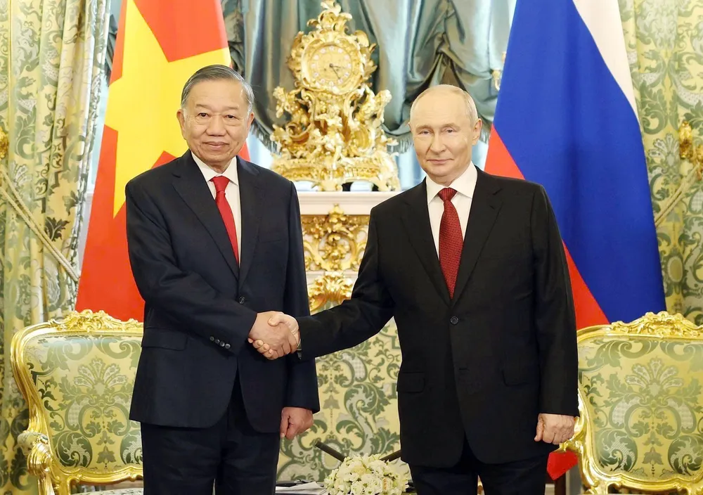 Tổng Bí thư, Chủ tịch nước Tô Lâm và Tổng thống Nga Vladimir Putin chụp ảnh chung trước hội đàm. Ảnh: Thống Nhất - TTXVN