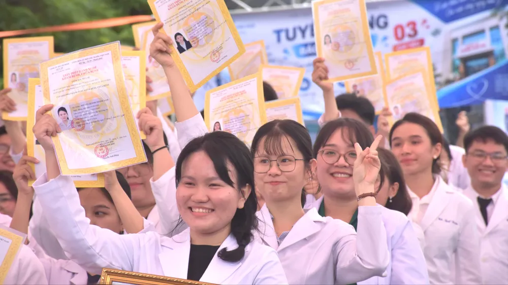 Các bác sĩ trẻ được nhận Chứng chỉ hành nghề ngay ttại buổi lễ