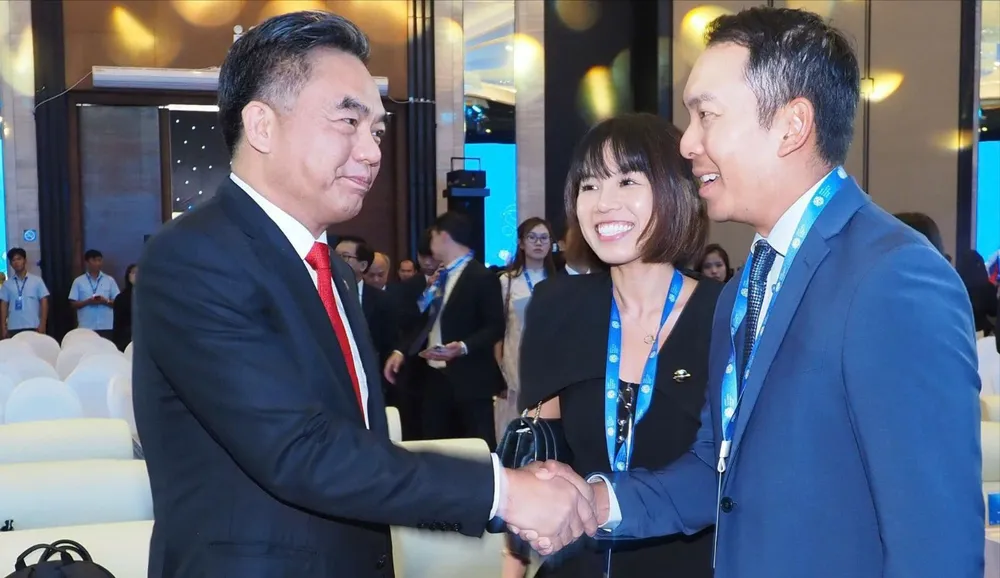 Phó Chủ tịch Thường trực UBND TPHCM Nguyễn Lộc Hà với các đại biểu tại đối thoại, ngày 11-9. Ảnh: HOÀNG HÙNG