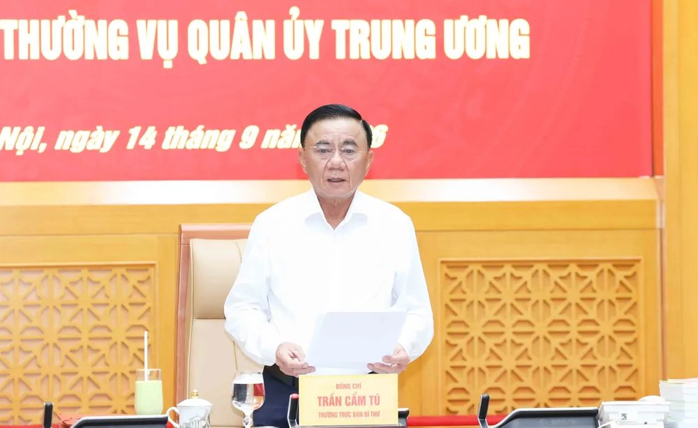 Đồng chí Trần Cẩm Tú, Ủy viên Bộ Chính trị, Thường trực Ban Bí thư, Trưởng Đoàn Kiểm tra, giám sát số 221 phát biểu chỉ đạo hội nghị. Ảnh: TTXVN