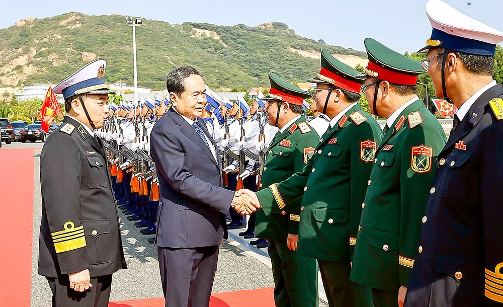 Chủ tịch Quốc hội Trần Thanh Mẫn với lãnh đạo Bộ Quốc phòng, Quân chủng Hải quân và Lữ đoàn Tàu ngầm 189. Ảnh: TTXVN