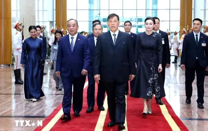 Nhà vua Thái Lan Maha Vajiralongkorn Phra Vajiraklaochaoyuhua và Hoàng hậu đến Hà Nội, bắt đầu thăm cấp Nhà nước tới Việt Nam. Ảnh: TTXVN