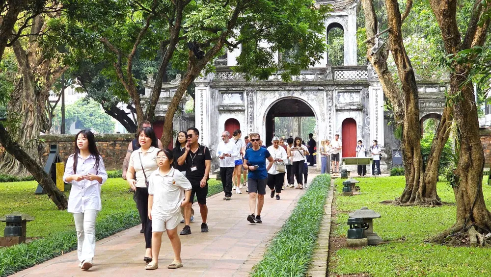 Du khách tham quan Hà Nội vào dịp lễ Quốc khánh 2-9 vừa qua. Ảnh: THU HÀ