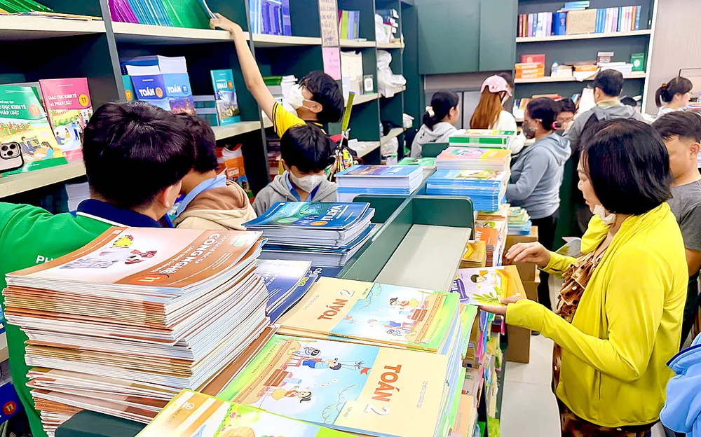 Trưa 15-9, nhiều phụ huynh vẫn tìm mua SGK tại trụ sở NXBGDVN tại TPHCM (phường Chợ Quán). Ảnh: HOÀNG HÙNG