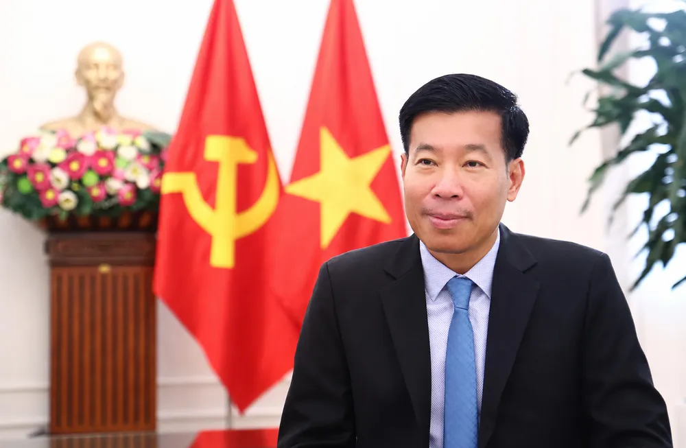 Thứ trưởng Bộ Ngoại giao Nguyễn Mạnh Cường trả lời phỏng vấn báo chí. Ảnh: BNG
