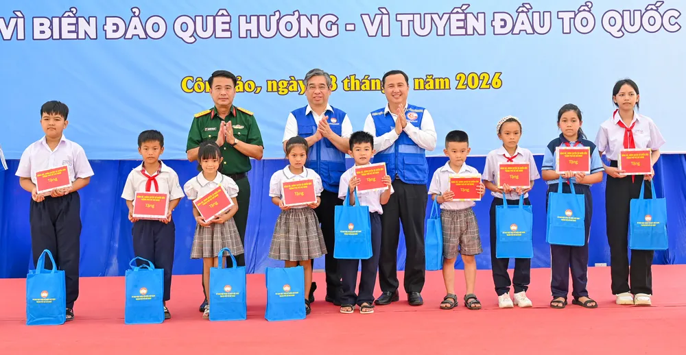 Phó Bí thư Thành ủy, Chủ tịch Ủy ban MTTQ Việt Nam TPHCM Nguyễn Phước Lộc cùng các đại biểu trao học bổng tặng học sinh trong chuỗi hoạt động “Trăng thu biên cương”. Ảnh: MẠNH THẮNG