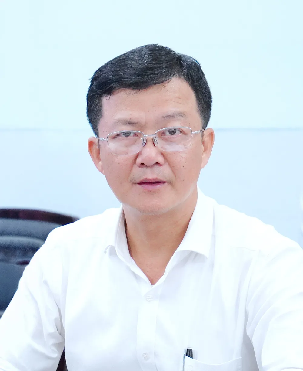 Ong-Nguyễn-Kỳ.jpg