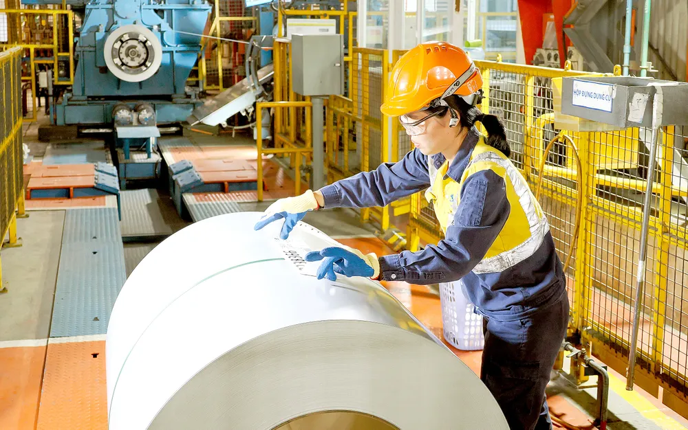 Công nhân làm việc tại Nhà máy NS BlueScope Việt Nam, doanh nghiệp FDI trong lĩnh vực thép, ở Khu Công nghiệp Phú Mỹ 1, phường Phú Mỹ, TPHCM. Ảnh: HOÀNG HÙNG