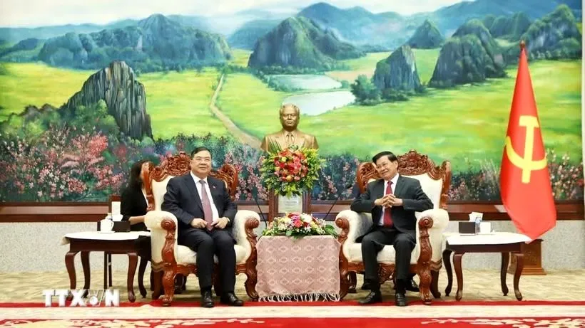 Tổng Bí thư, Chủ tịch nước Lào Thongloun Sisoulith (phải) tiếp Phó Thủ tướng Thường trực Chính phủ Phạm Gia Túc. Ảnh: TTXVN