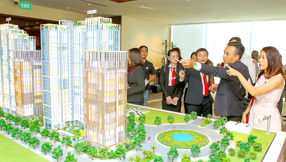 Khách hàng và nhà đầu tư xem mô hình dự án căn hộ tại phường Bình Trưng, TPHCM. Ảnh: HOÀNG HÙNG