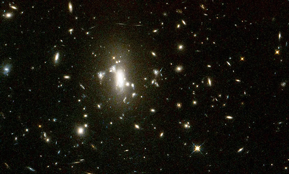 Cụm thiên hà MACS J0417 được kính viễn vọng không gian Hubble chụp lại. Ảnh: NASA