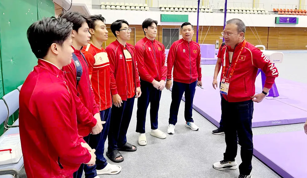 Trưởng đoàn Nguyễn Hồng Minh và đội TDDC tại ASIAD 20. Ảnh: TÂM NINH