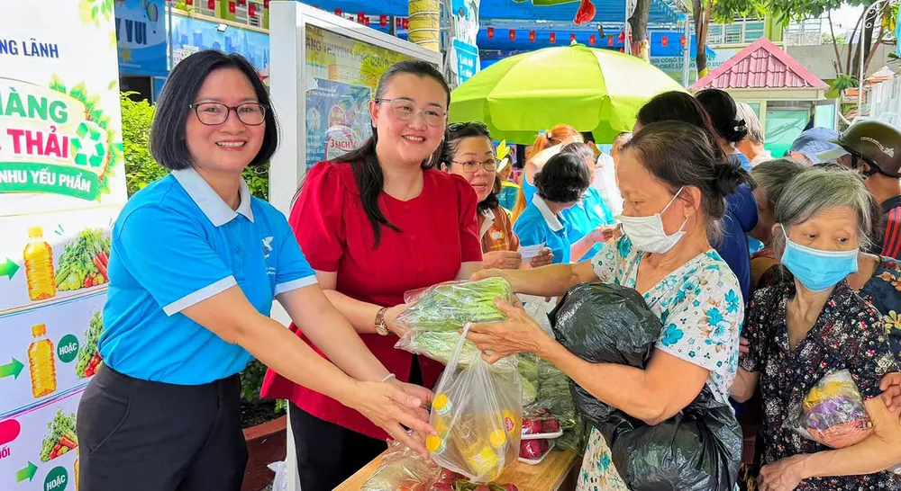 Gian hàng đổi rác lấy rau xanh và nhu yếu phẩm