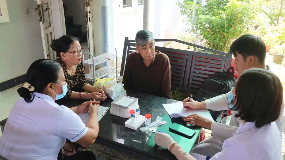 Phường Tân Thành tổ chức nhiều đợt khám sức khỏe cho người dân tại nhà