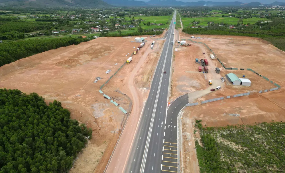 Sau nhiều tháng, tiến độ thi công trạm dừng nghỉ Km35+500 trên tuyến cao tốc Hoài Nhơn - Quy Nhơn vẫn chưa cải thiện nhiều. Ảnh: NGỌC OAI