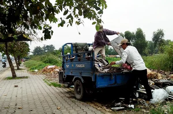 Rác thải đổ tràn lan ở quốc lộ 1