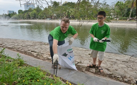 U.S. Ambassador & 1,000 volunteers join environmental protection ảnh 2