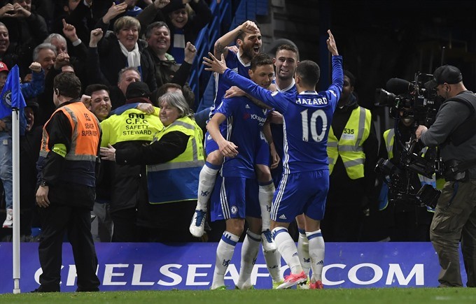 Chelsea’s Nemanja Matic (centre) is congratulated by teammates after scoring a goal during the English Premier League football match between Chelsea FC and Middlesborough FC at Stamford Bridge in London, Britain on Monday. EPA/VNA
