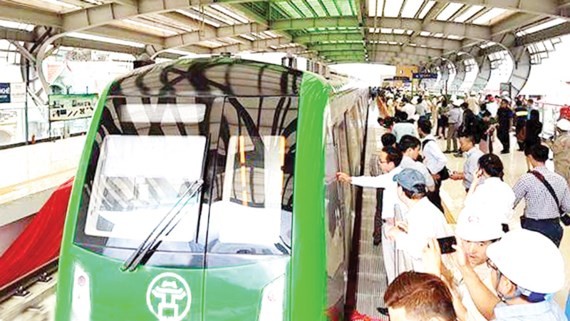 Local people travel to La Khe station to eye the monorail model