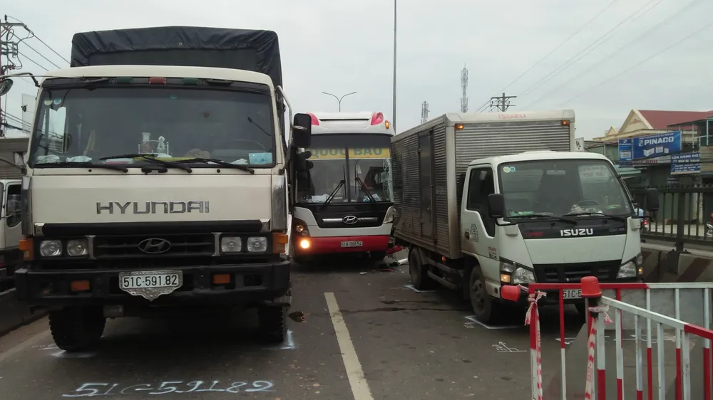 Quốc lộ 1: va chạm liên hoàn 4 xe ô tô