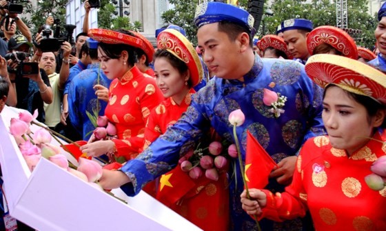 City organizes mass wedding of 100 couples on National Day ảnh 4