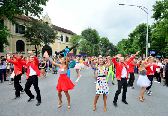 Int'l Carnival at walking street, Hanoi lures visitors ảnh 1