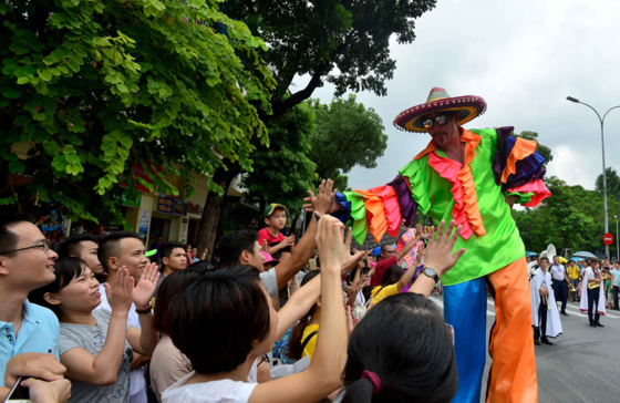 Int'l Carnival at walking street, Hanoi lures visitors ảnh 4