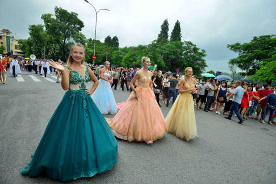 Int'l Carnival at walking street, Hanoi lures visitors ảnh 2