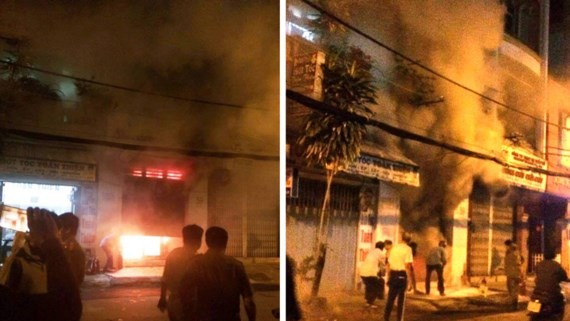 Fire destroys store in district 3, HCMC ảnh 1