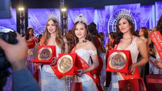 VIDEO:Khanh Ngan crowned at Miss Globe 2017 ảnh 2