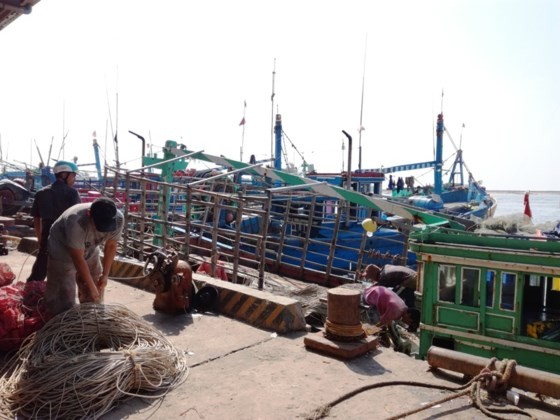 Binh Thuan's fishermen busily prepare for fishing trip after storm