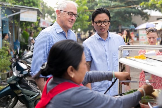 Australian Prime Minister enjoys his first ‘Bánh mì’ in Danang ảnh 3
